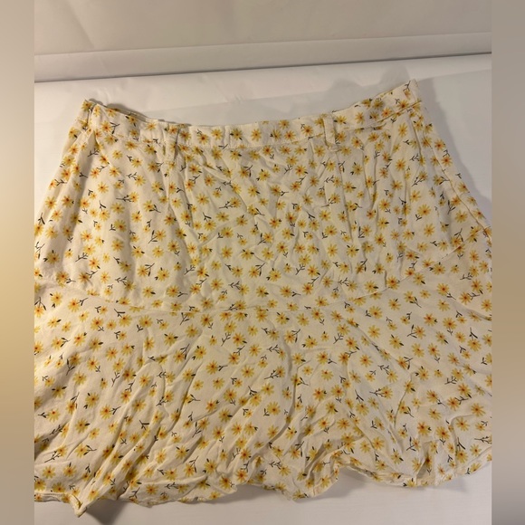 SO, Mini Skirt, White with Yellow flowers - Picture 3 of 5